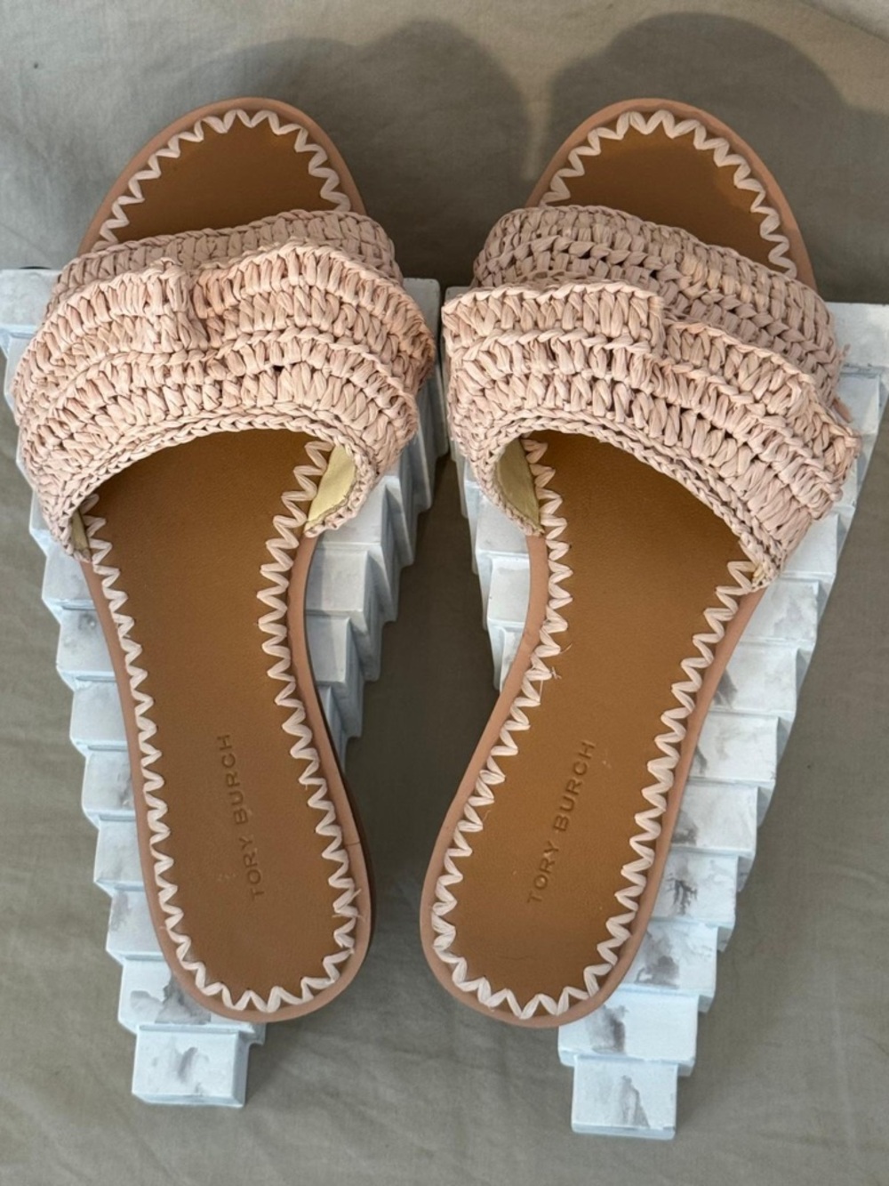 Tory Burch Women’s Woven Ruffled Raffia Leather Slide Tan Sandals size 5 NWOB